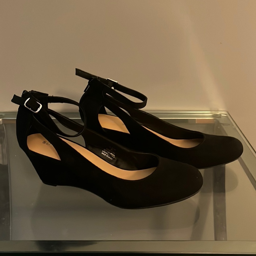 Low wedge heel cut out suede shoes